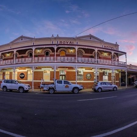 Royal Hotel Sea Lake Exterior photo